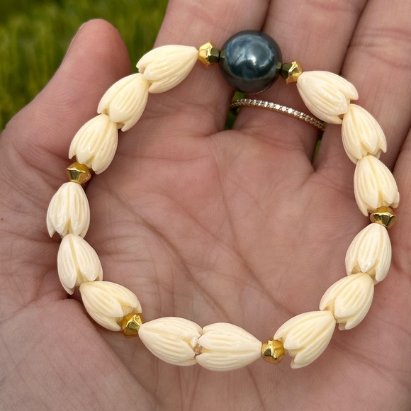 100A. Pīkake Shell hand carved flower bead & Swarovski Tahitian Pearl Bracelet - Picture 5 of 13